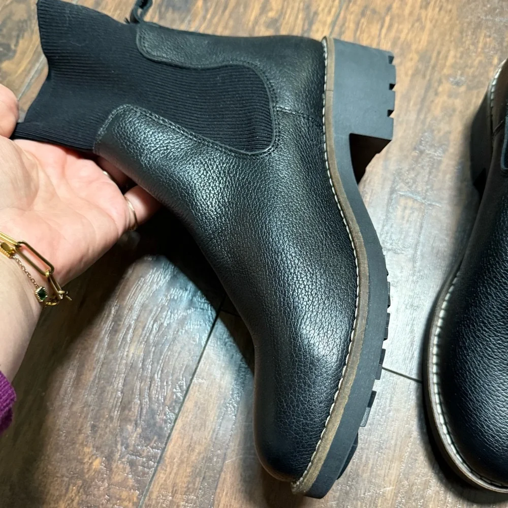 NWOT Cruza Black Leather Chelsea Boots size 9